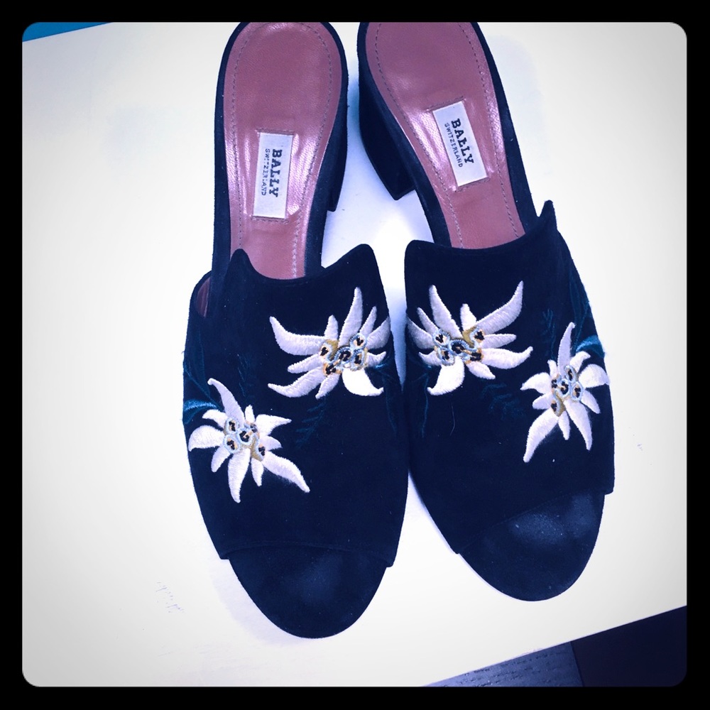 BALLY Womens suede embroidered shoes🛍